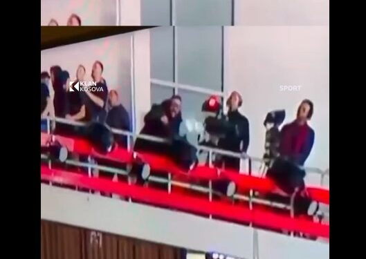 Pamje nga momenti kur qëllohet me shishe ndihmëstrajneri i KB Bashkimit, Bledar Gjeqaj (VIDEO)