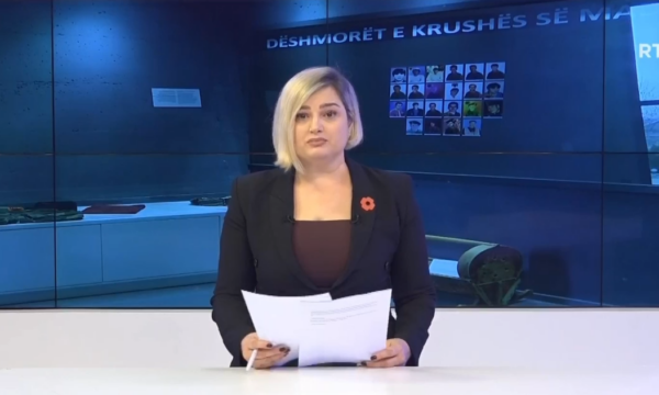 Prekëse: Prezantuesja e RTK-së shpërthen në lot teksa jepte lajmin për përkujtimin e masakrës ku ia vranë babain