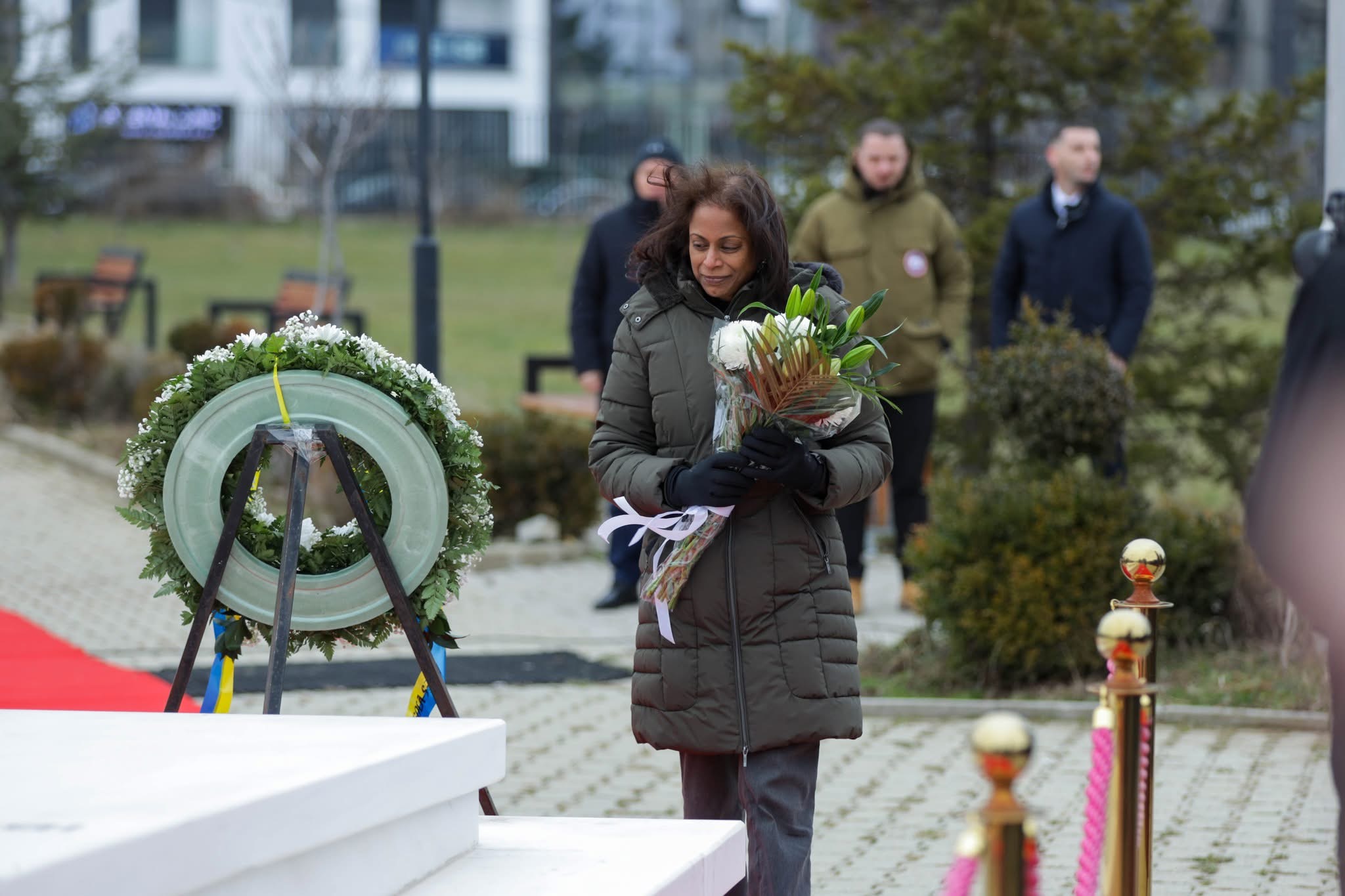 Ambasada amerikane: Rugova i mësoi botës se guximi e dinjiteti janë rrugët drejt lirisë