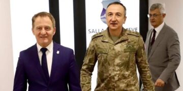 Kryetari Ferit Idrizi priti në takim komandantin e KFOR-it, Gjeneralmajor Özkan Ulutaş