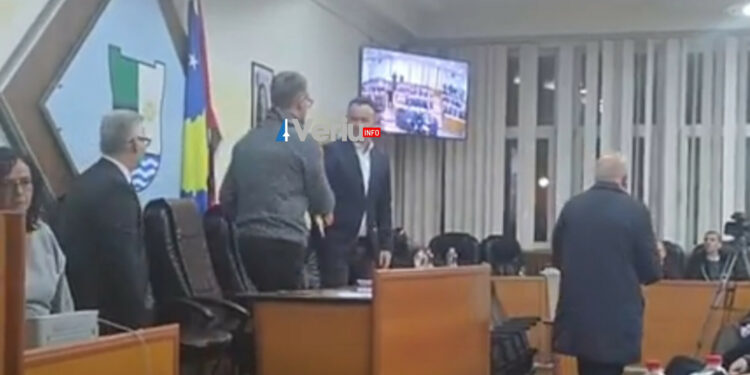 Faton Pecin arrin marrëveshje koalicioni me LDK-në, Safet Kamberi zgjedhet Kryesues i Kuvendit Komunal