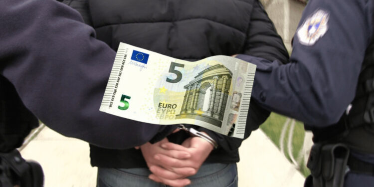 Tentoi t’ia jep 5 euro policit, arrestohet një person në pikën kufitare të Vërmicës