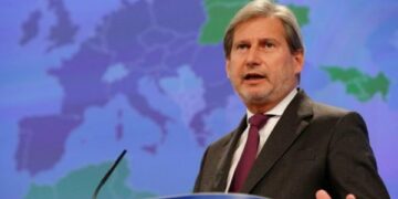 Hahn: Serbia në rënie të vazhdueshme, BE-ja nuk bën lëshime për anëtarësim