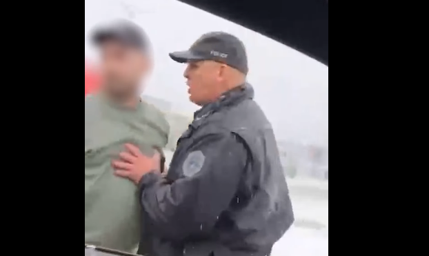 “Kush je ti me m’bërtit mu” – Polici e shtynë mërgimtarin në Merdare(VIDEO)