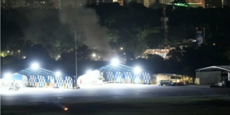 Dalin pamjet e para: Helikopterët fluturojnë mbi kryeqytetin e Venezuelës ndërsa shpërthimet tronditin qytetin