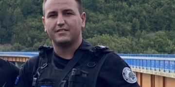 Ky është polici që ia shpëtoi jetën gruas që ra nga ura e re e Ibrit