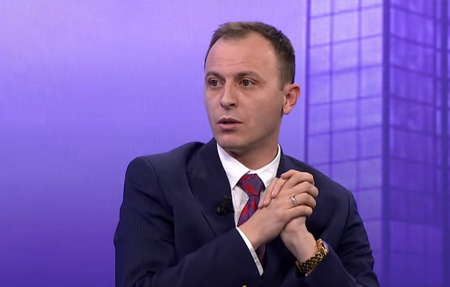 Qorrolli: Për shkak të Albin Kurtit, Kosova po rënditet në një shtet ku shtresa e mesme e popullit nuk ekziston