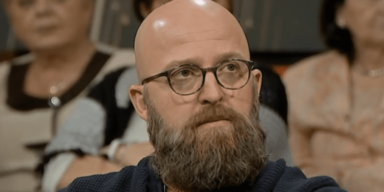 ‘Me 4 mijë € shëron autizmin’ – Arianit Sllamniku u jep fëmijëve ilaçe për kafshë