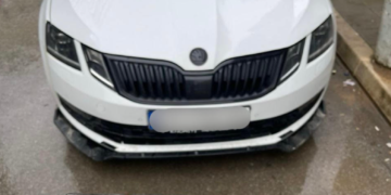 Gjobitet me 500 euro dhe i merret patenta shoferit në Prishtinë që po voziste me drita rotative