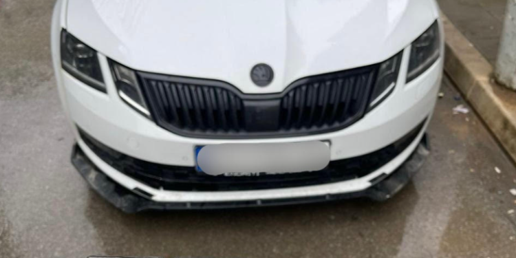 Gjobitet me 500 euro dhe i merret patenta shoferit në Prishtinë që po voziste me drita rotative