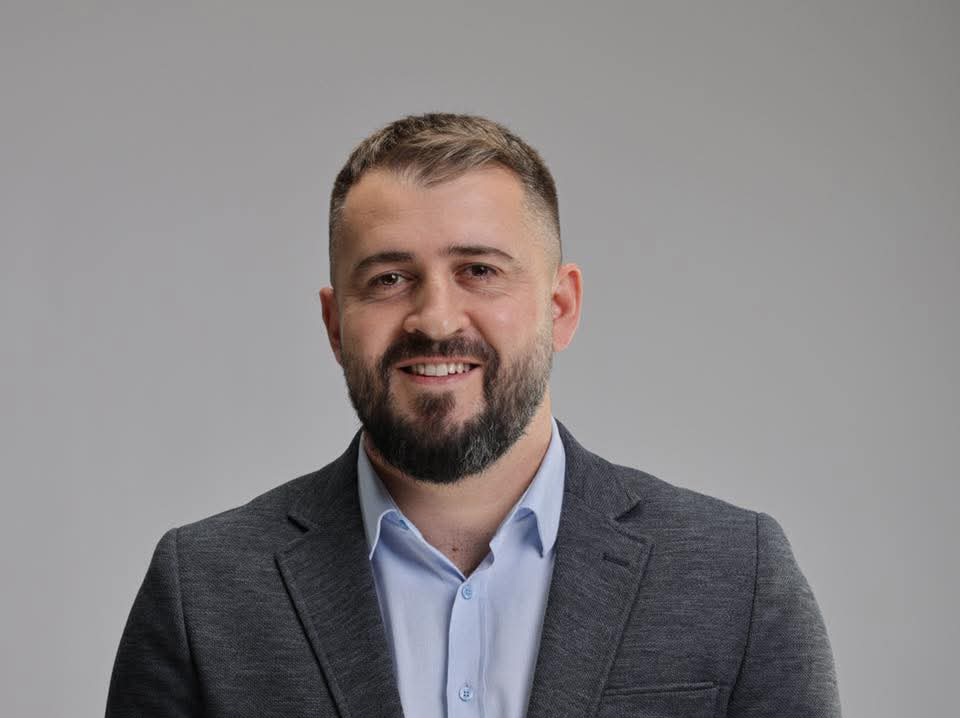 Lushtaku ‘godet’ diasporën: Kthjelluni, qëndroni tre muaj në Kosovë dhe përballuni me faturat, shkollimin e shëndetësinë