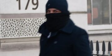 Shqiptari punonte në Britani si oficer i emigracionit, por vetë ishte emigrant i paligjshëm