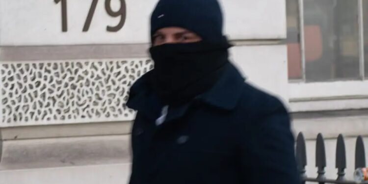 Shqiptari punonte në Britani si oficer i emigracionit, por vetë ishte emigrant i paligjshëm