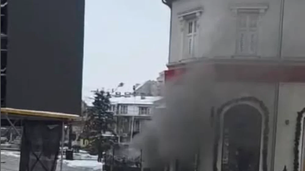 Përfshihet nga zjarri depoja e ish-Hotel Unionit