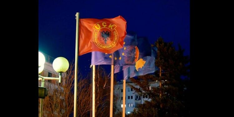 Flamuri i UÇK-së valon në oborrin e Presidencës