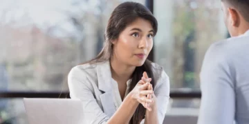 Pse disa njerëz përparojnë, ndërsa të tjerët mbeten në vend? Gjithçka nis nga biseda me shefin