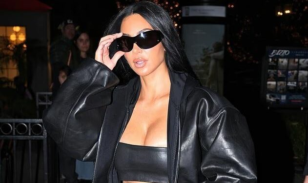 Kimi “bombardon”, shfaq gjoksin me reçipeta lëkure