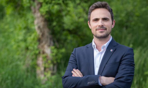 Deputeti shqiptar në Zvicër: Vjosa Osmani dhe burri i saj karrierën e kanë nga pagat e sektorit publik