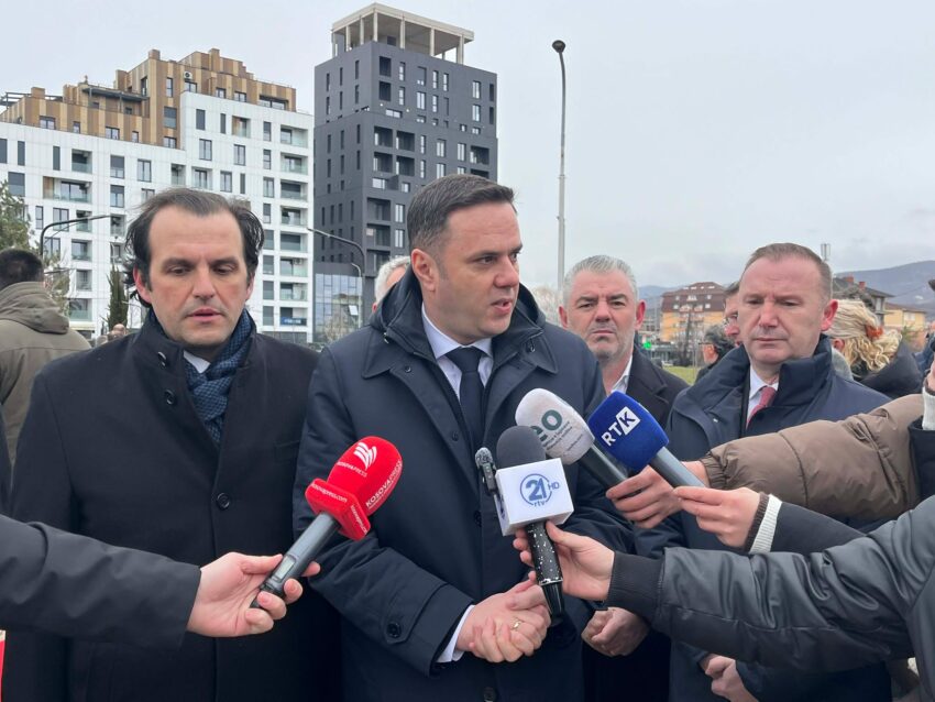 Abdixhiku bashkë me LDK-në bëjnë homazhe te varri i Ibrahim Rugovës: Mbetet shqiptari më i madh i të gjithë kohërave