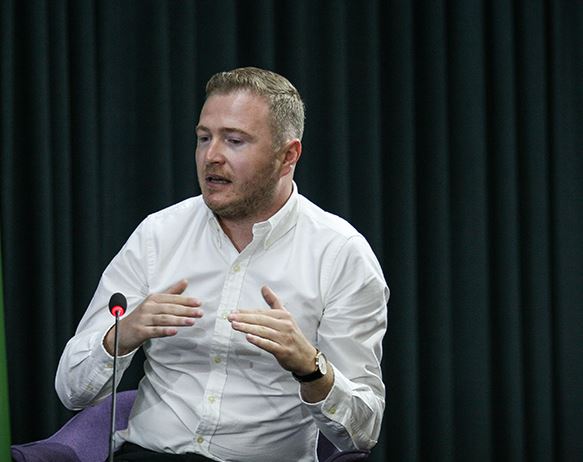 I pandehuri Besim Haziri dhe Sanije Behrami: Ekziston dyshimi i bazuar së të pandehurit Besim Haziri dhe Sanije Behrami në cilësin e personave zyrtar, i pandehuri Besim kryesues i komisionit dhe e pandehura Sanije anetare e komisionit per mbajtjen e provimit profesional të aftèsimit për perdorim të armëve të zjarrit ne Departamentin per Siguri Publike, në kuaděr te Ministrisë së Punëve të Brendshme, duke shfrytčzuar detyrën apo autoritetin zyrtar, kanë vepruar në bashkryerje, me dashie e me qëllim të pěrfitimit pasuror për vete dhe personin tjetër tani të pandehurin Faton Gerbeshi, dhe me ketë nuk i pěrmbushin detyrat zyrtare, në atë mënyrë që pasi ge fillimisht i pandehuri Faton kishte vepruar si ne pikën I te dispozitivit, me pas te pandehurit ne cilësi te personave zyrtar me daten 16,12.2025 me rastin e mbajtjes se provimeve teorike dhe praktike duke qene ne dijeni se deshmitari Afrim nuk i ishte nënshtruar fare procedurave testuese, ne emër te te njējtit i leshojnë trí (3) Certifikata të aftesimit për pěrdorimin e armeve të zjarrit dhe atë: Armë e gjatc zjarri me vjaska me numër 6068/25 e datës 16.12.2025, Armë e gjatë zjarri pa vjaska me numër 6294/25 e dates 16.12,2025, si dhe Arme e shkurte zjarri me numër 7566/25 e datës 16.12.2025 pa ju něnshtruar provimit teorik dhe praktik profesional, duke vepruar kështu në kundërshtim