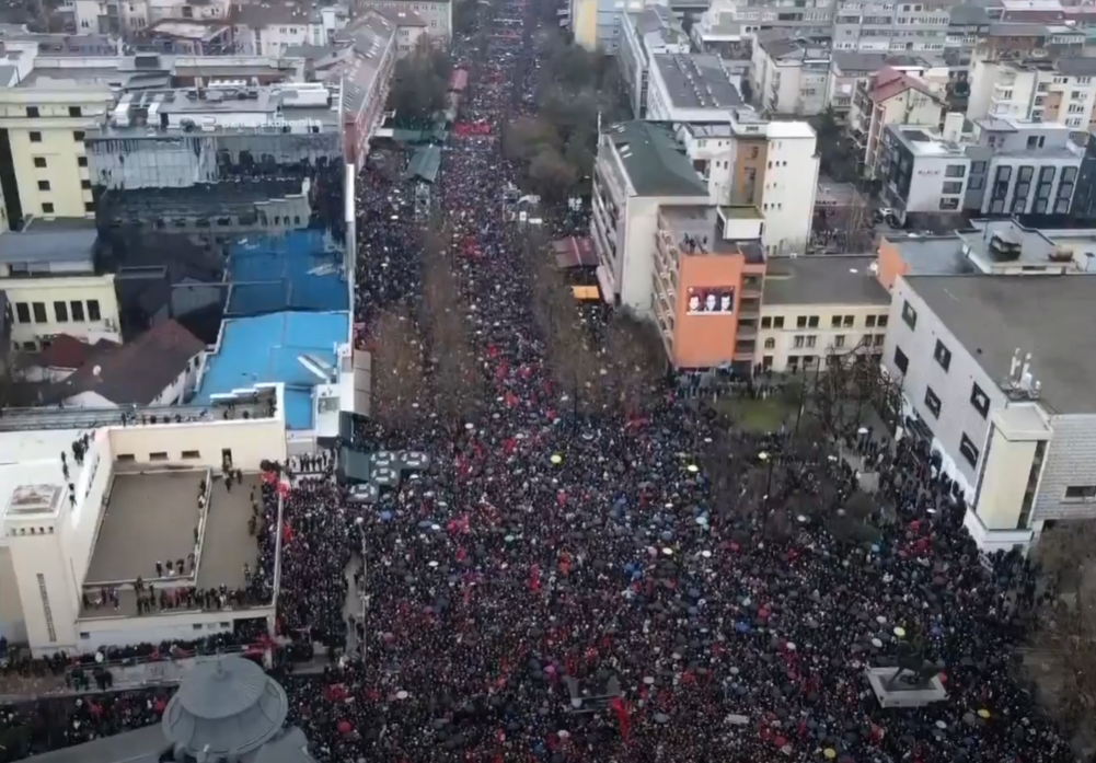 UÇK-ja i bashkon shqiptarët, sheshet e Prishtinës mbushen me protestues