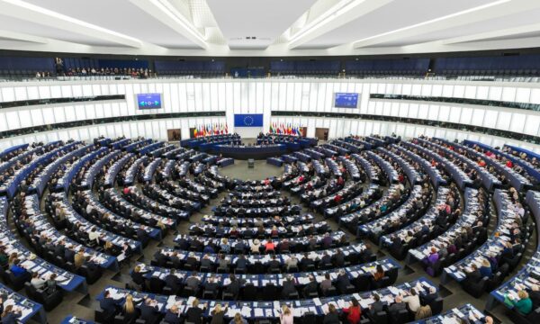 Draft-raporti i PE-së për Shqipërinë: Korrupsioni sfidë serioze, të adresohet në nivelet e larta të qeverisjes