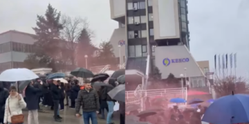 Protestuesit gjuajnë me ngjyrë të kuqe ndërtesën e KEDS-it: Nuk e durojmë më hajninë