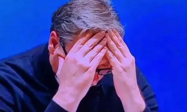 Vuçiq i bëri presion një gruaje t’i tregojë fëmijës se nuk është nëna e tij biologjike në një sallë me plot njerëz