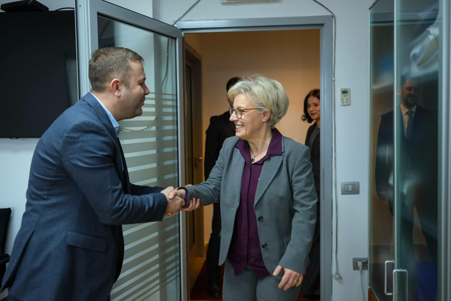 Donika Gërvalla pasi merr postin e ministres së Drejtësisë- ‘Askush nuk guxon të jetë mbi ligjin’