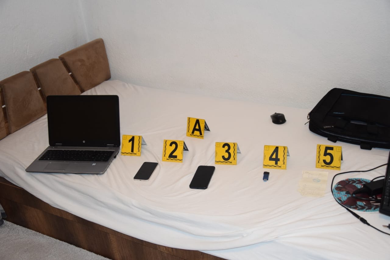 Arrestohen tre të dyshuar për krim të organizuar, Prokuroria Speciale: Nga viti 2021 janë paraqitur rrejshëm si punëtorë bankash