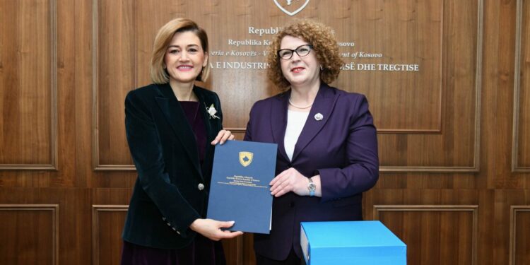 Mimoza Kusari e pranon detyrën nga Rozeta Hajdari: Pas 15 viteve rikthehem në krye të Ministrisë së Tregtisë