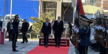 Kryeministri Kurti e pret Ramën me ceremoni solemne në Qeveri