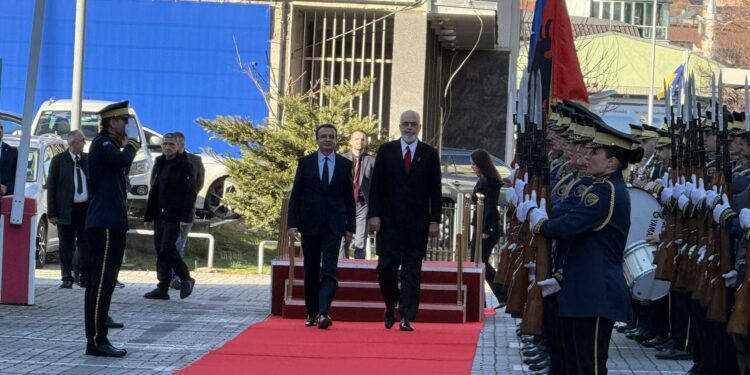 Kryeministri Kurti e pret Ramën me ceremoni solemne në Qeveri