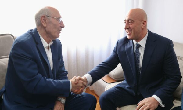 Haradinaj viziton Fadil Fazliun: I gëzohemi kthimit të tij dhe të tjerëve