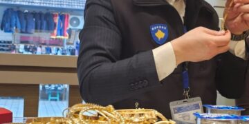 Aksioni në argjendaritë e Pejës, policia sekuestroi euro, dollarë e franga