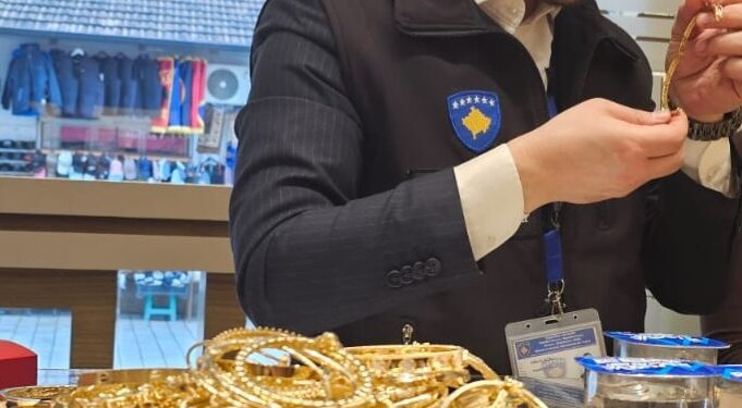 Aksioni në argjendaritë e Pejës, policia sekuestroi euro, dollarë e franga