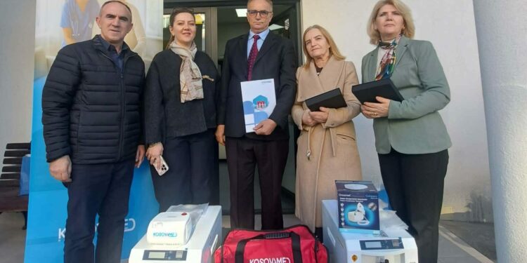 Gjest i mirë: KosovaMed dhuron donacion pajisje mjekësore QKMF-së në Ferizaj