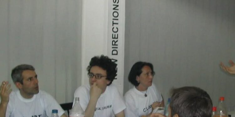 Viti 2004, organizim i KAN-it: A ka të veshur Albin Kurti bluzën me mbishkrim në alfabet cirilik?