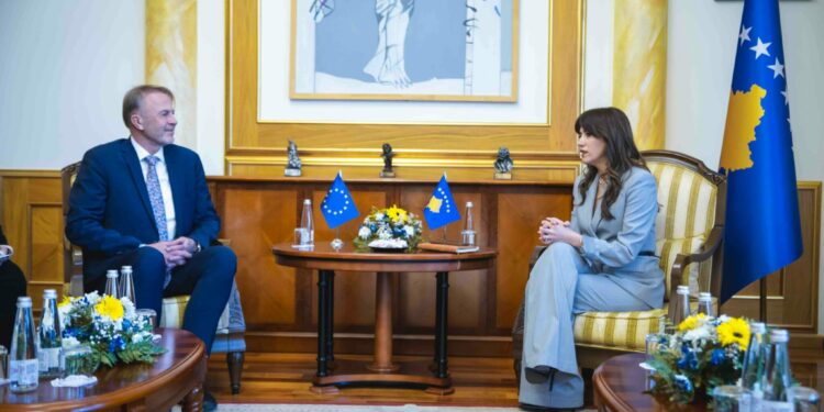 Orav i shkon në zyre Haxhiut, i përmend ligjet që Kuvendi duhet t’i ketë prioritet