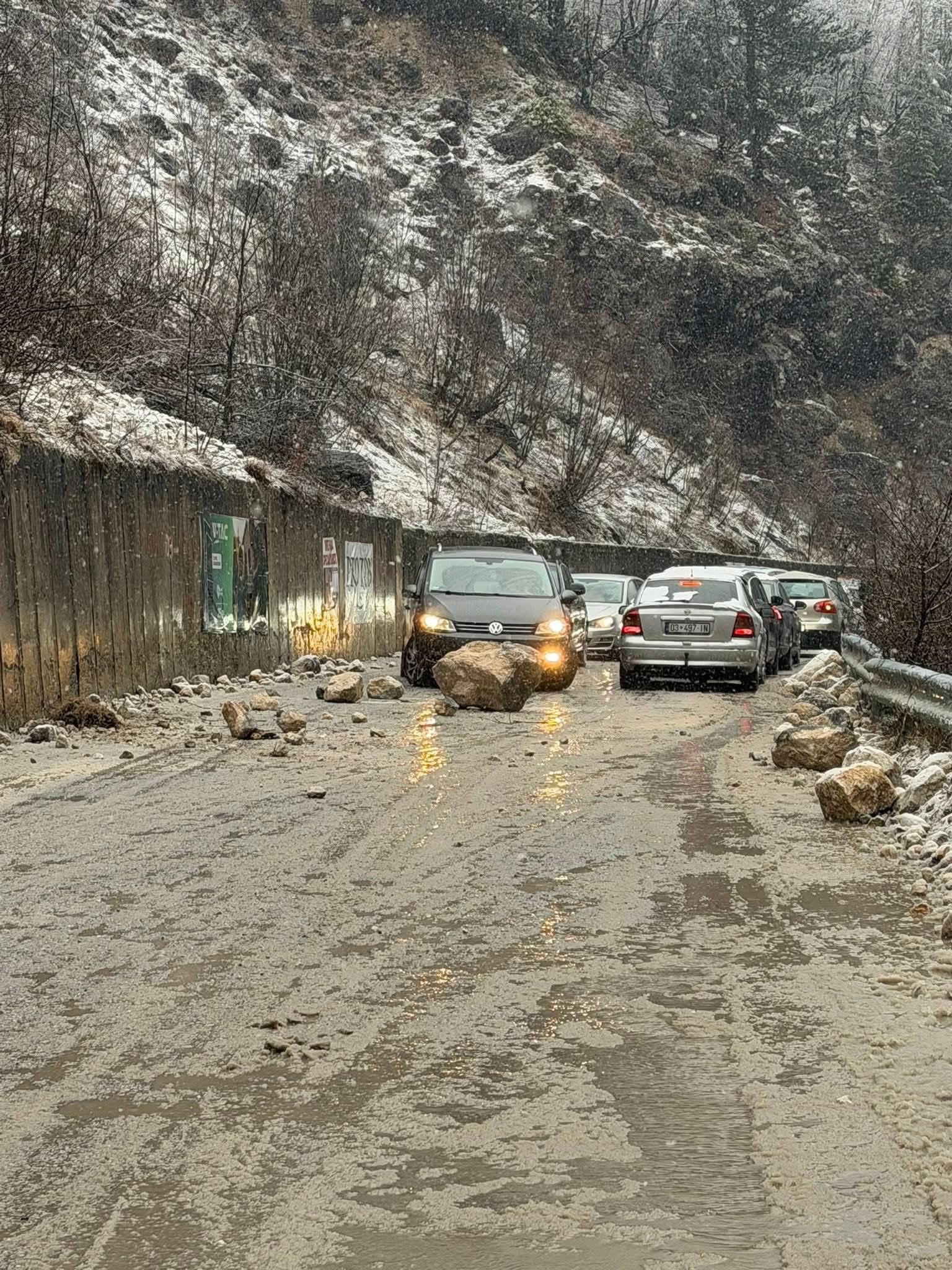 Prindërit me dy fëmijë të lënduar nga guri i madh që ra mbi veturë në rrugën Pejë-Kuqishtë