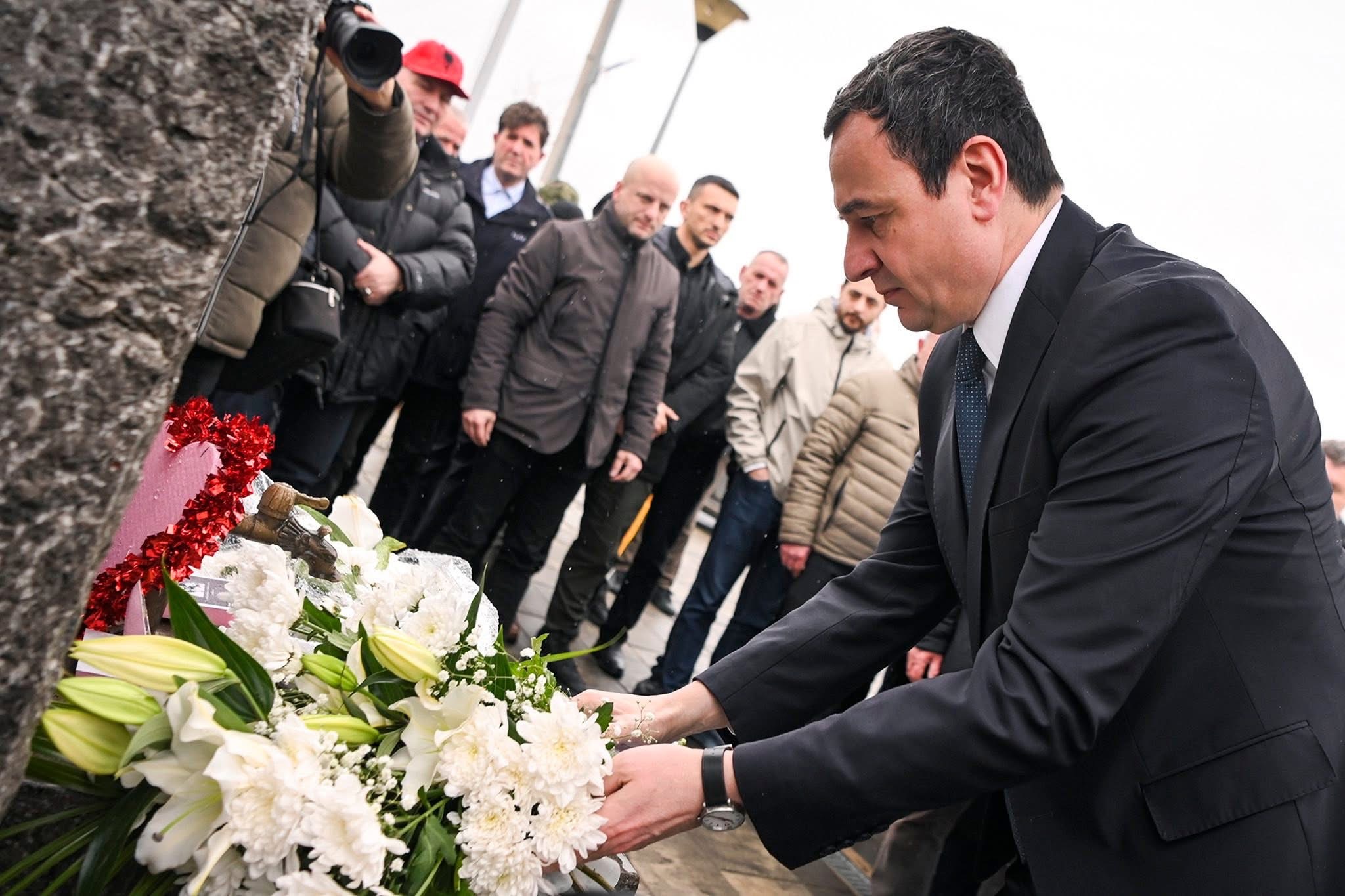 Kurti nderon Elfete e Mentor Humollin: Rrënjët e lirisë dhe themelet e shtetit i kemi te gjaku i derdhur i bijave e bijëve më të mirë të kombit