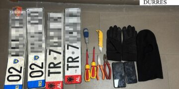Arrestohet në flagrancë kosovari në Durrës, vidhte targa të veturave