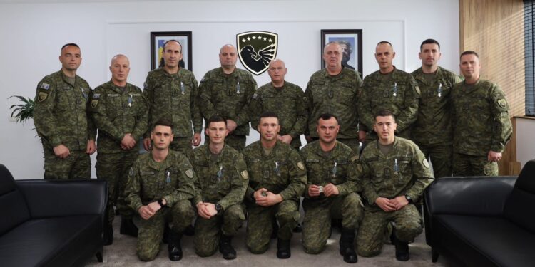 Komandanti i FSK-së dekoroi me medalje pjesëtarët që kanë qenë në operacionin e kërkim shpëtimit në Shqipëri