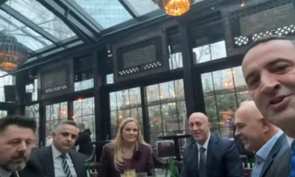 AAK mblidhet para seancës, Besnik Tahiri Shef i Grupit Parlamentar të kësaj partie, urohet nga kolegët e tij