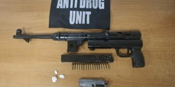 Ndalohet i dyshuari në Stacionin e Autobusëve në Mitrovicë, i gjendet kokainë dhe në banesë një armë automatike