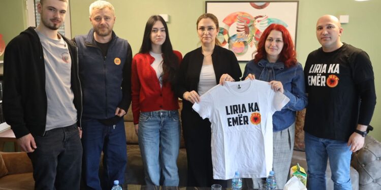 “Liria ka Emër” viziton familjen e Rexhep Selimit: Solidaritet dhe thirrje për lirim të çlirimtarëve