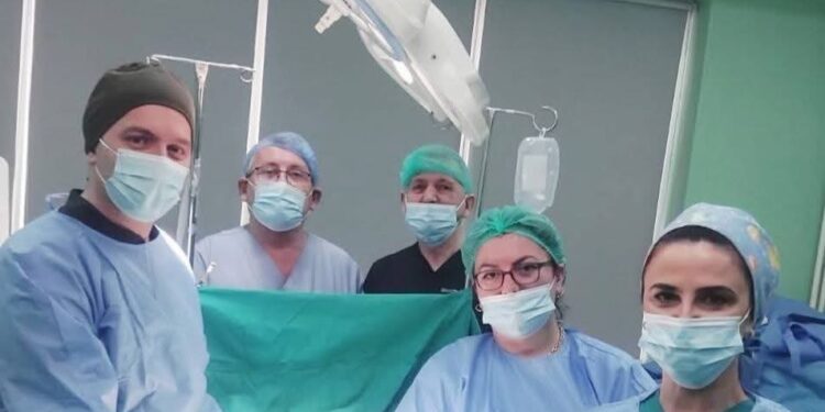 Rast i rrallë: Në Spitali i Përgjithshëm “Dr. Sami Haxhibeqiri” nën udhëheqjen e Dr. Fatbardh Rexhes hiqet tumor rreth 4 kilogramë
