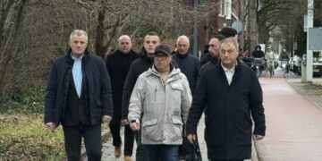 Vëllezërit e Hashim Thaçit bashkë me qytetarë në Hagë, ndjekin nga afër gjykimin