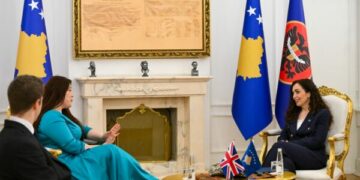 Kearns në Prishtinë për 18 vjetorin e pavarësisë: Aleatët t’i qëndrojnë afër Kosovës, ambiciet imperialiste po rreizkojnë Ballkanin