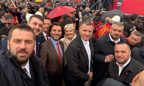 VV me prani “simbolike” në marsh, Ardita Sinani publikon fotografi: Lufta e UÇK’së s’mund të njolloset